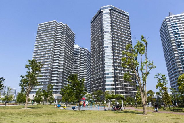 「毎日、展望台からの眺め」「災害時は不便、不安」…　建設相次ぐタワマンに「住みたくない」が多数派【AERAアンケート】